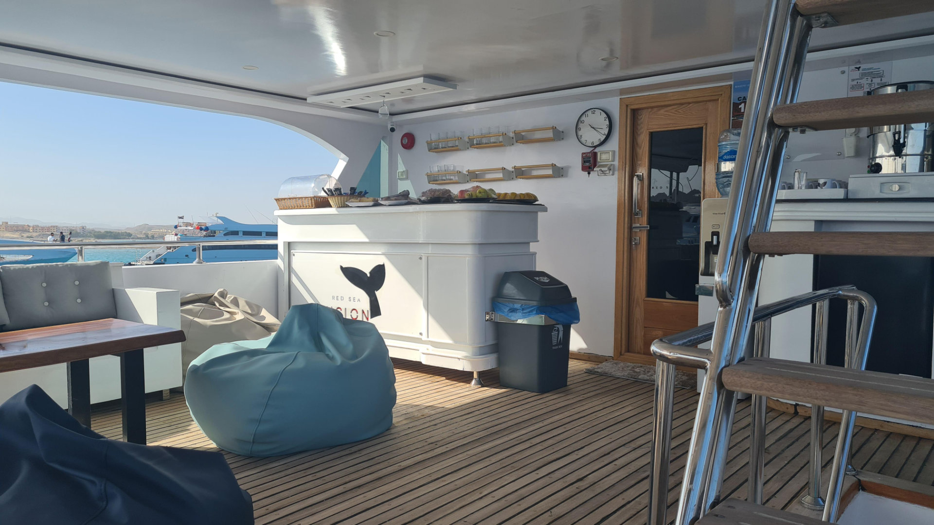 RedSeaVision Tauchsafari Liveaboard Rotesmeer Jacht Charter Tauchen diving sonnendeck plongee duiken sundeck bar