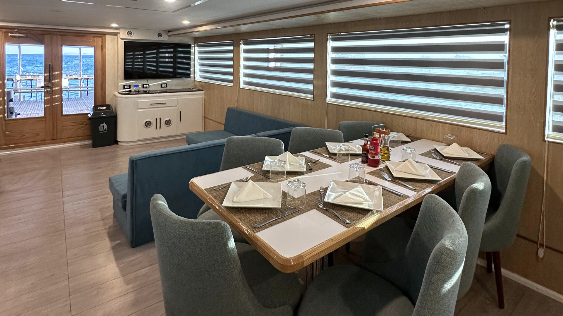 RedSeaVision Tauchsafari Liveaboard Rotesmeer Jacht Charter Tauchen diving salon restaurant buffet