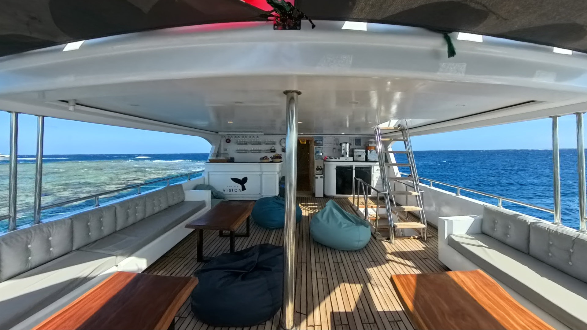 RedSeaVision Tauchsafari Liveaboard Rotesmeer Jacht Charter Tauchen diving sonnendeck sundeck bar