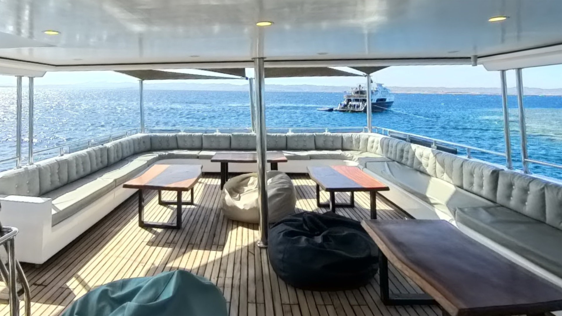 RedSeaVision Tauchsafari Liveaboard Rotesmeer Jacht Charter Tauchen diving sonnendeck plongee duiken sundeck bar