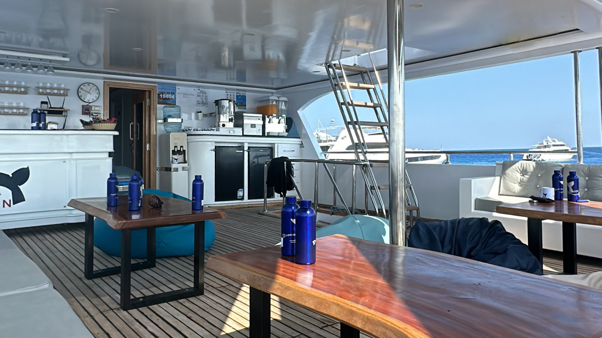 RedSeaVision Tauchsafari Liveaboard Rotesmeer Jacht Charter Tauchen diving sonnendeck sundeck bar