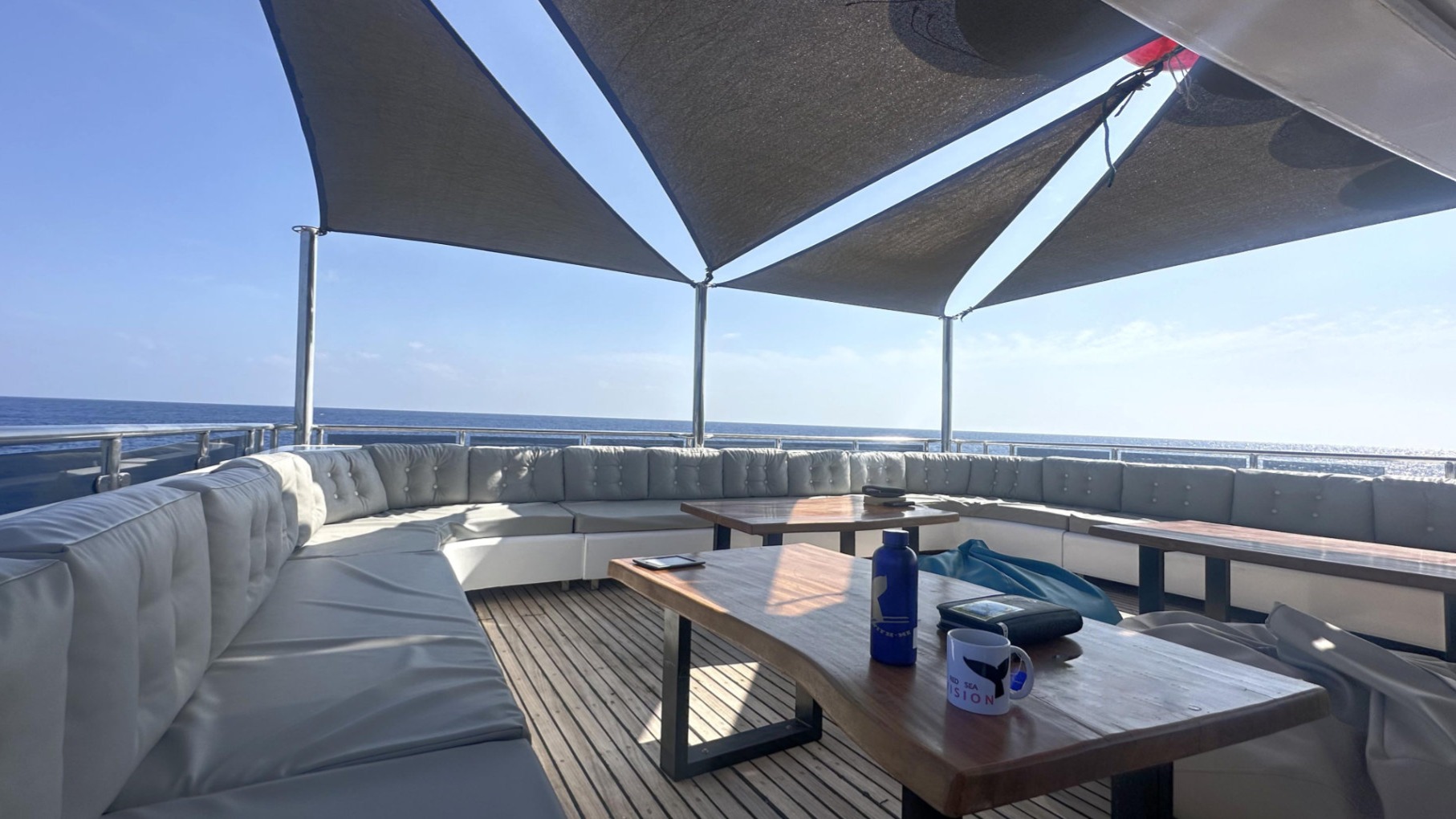 RedSeaVision Tauchsafari Liveaboard Rotesmeer Jacht Charter Tauchen diving sonnendeck sundeck bar